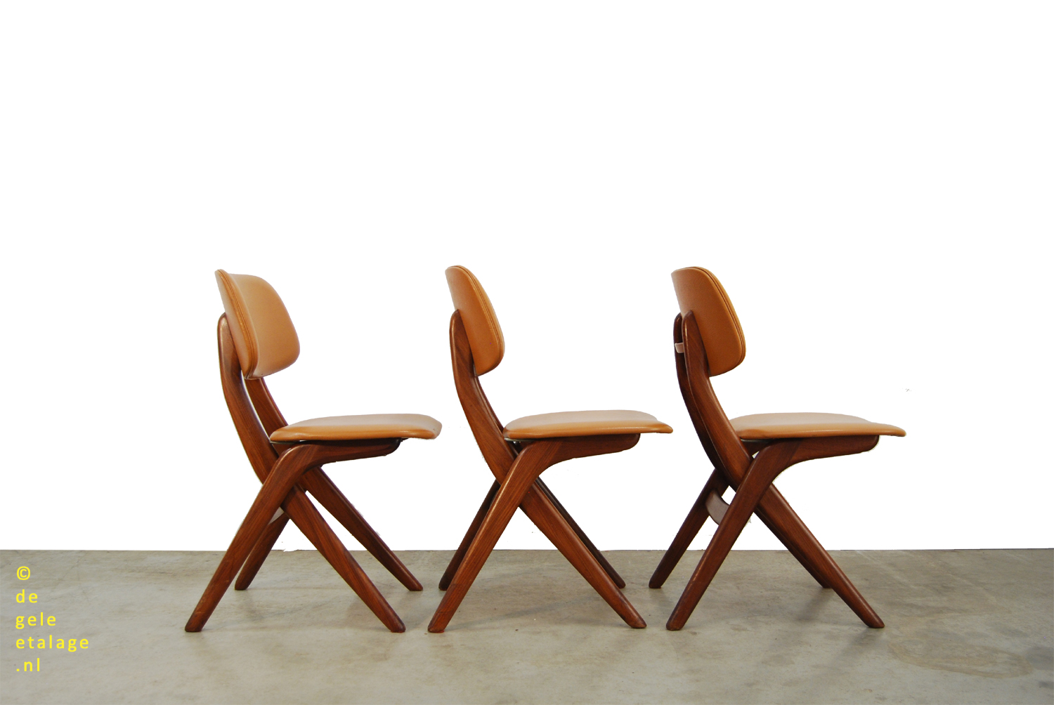 / Vintage teakhouten eettafel stoelen / Louis van Teeffelen / Webe / 1960s / scissor chairs | DE GELE ETALAGE