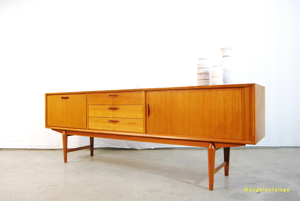 een paar Appal Uitgaven Vintage jaren 60 teakhouten dressoir / sideboard / cabinet | DE GELE ETALAGE
