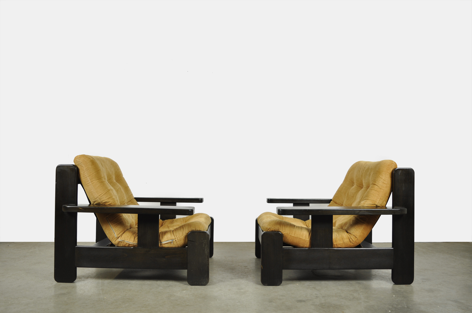 wond Ondergeschikt gunstig SALE / brutalist stijl massief houten fauteuils met een bekleding van oranje  ribstof / 1970s | DE GELE ETALAGE
